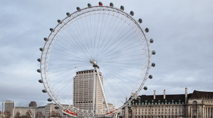 Wedbush：苹果(AAPL.US)Q4业绩展望乐观，关注iPhone 17及AI战略